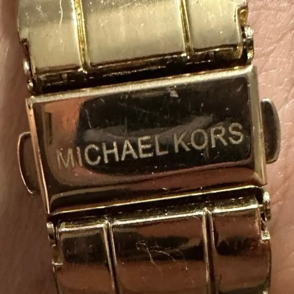 Michael Kors-3113 Woman’s Gold Tone Watch w/new Battery 100 Meters tested works - Picture 5 of 12